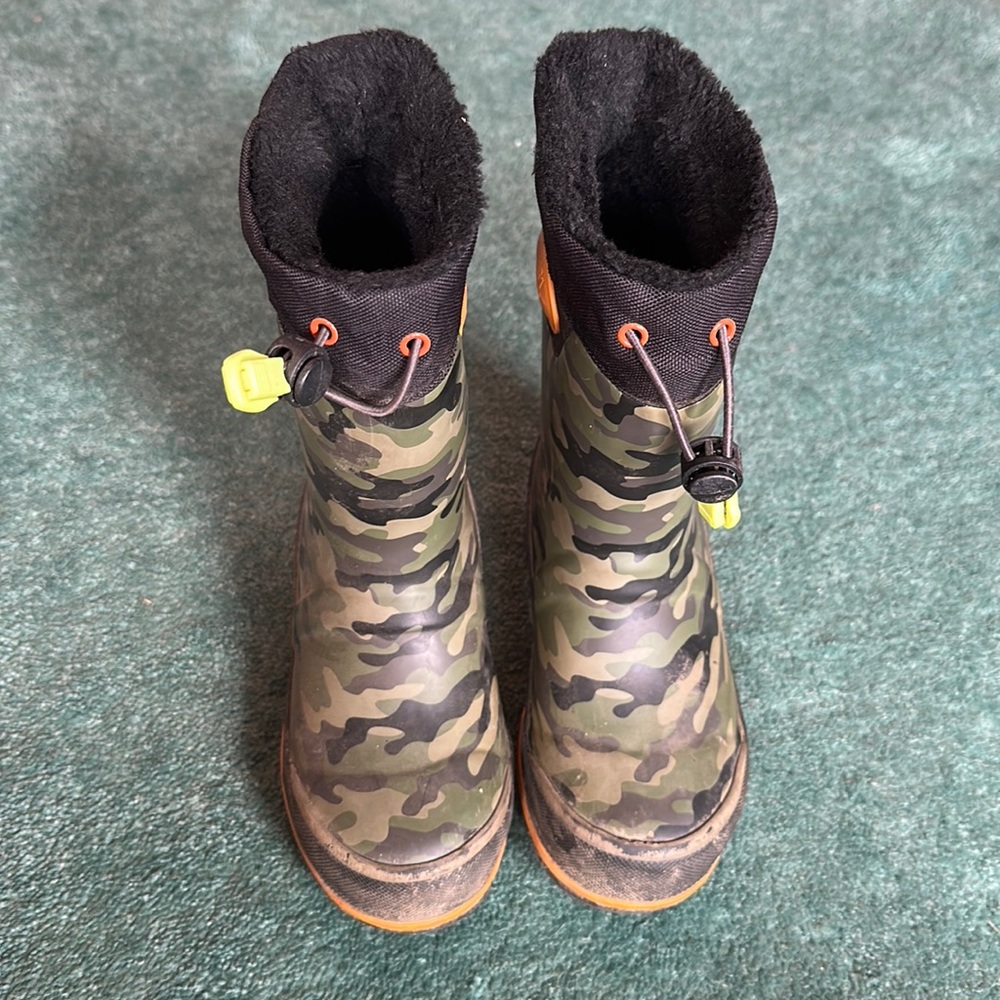 Boys toddler size 9/10 Camo Muck Boots